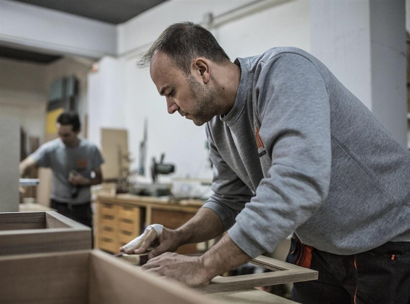 Imagen de dos carpinteros trabajando / EUROPA PRESS