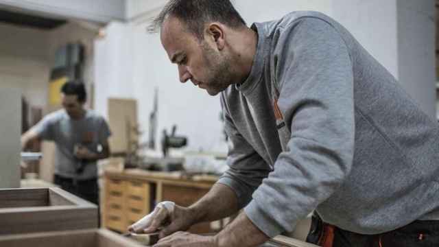 Imagen de dos carpinteros trabajando / EUROPA PRESS