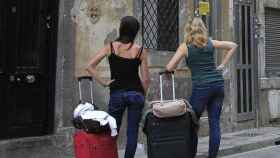 Dos turistas esperan para entrar en un alojamiento en el centro de Barcelona / EFE