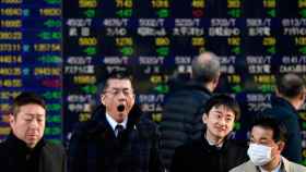 La caida de las acciones del mercado de valores japonés no quita el sueño a algunos inversores / EFE