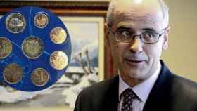 El jefe del Gobierno de Andorra, Antoni Martí, y un juego de euros del Principado