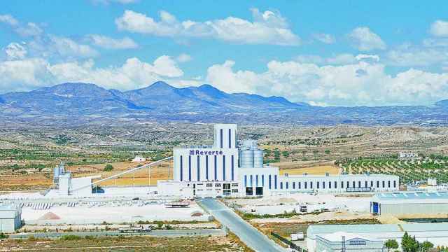 Planta fabril de Reverté Productos Minerales en Albox