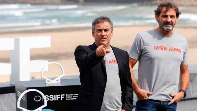 Oscar Camps (d), presidente de Open Arms, con Eduard Fernández, el actor que le da vida en 'Mediterráneo' / EP