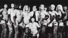 Alain Bernardin, fundador del cabaret, junto a las bailarinas del Crazy Horse en 1976. / Colección Per Amor a l'Art ©Timm Rautert VEGAP, Valencia, 2021