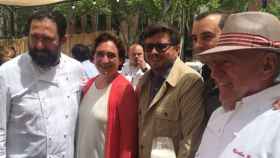 Ada Colau con el chef Óscar Manresa (izquierda), el empresario gastronómico Juan Carlos Iglesias y los chefs Romain Fornell y Carlos Gaig.