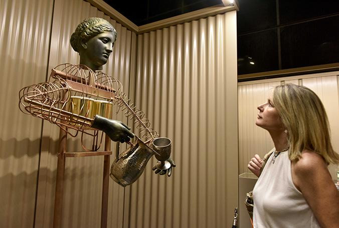 Mujer visitando la exposición ‘Robots. Los humanos y las máquinas’ / COSMOCAIXA BARCELONA
