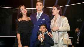 Cristiano Ronaldo junto a su familia y su nueva novia en la gala The Best / CD