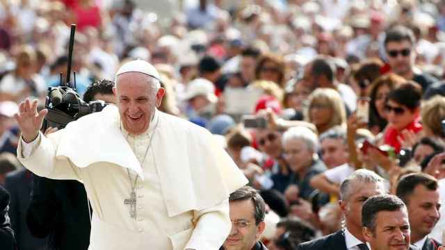 El Papa Francisco saludando a la multitud / EFE