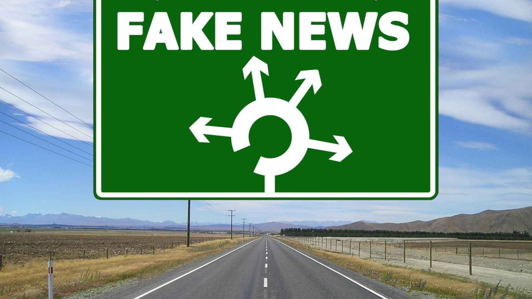 Una señal de tráfico con 'fake news' escrito en ella / CG