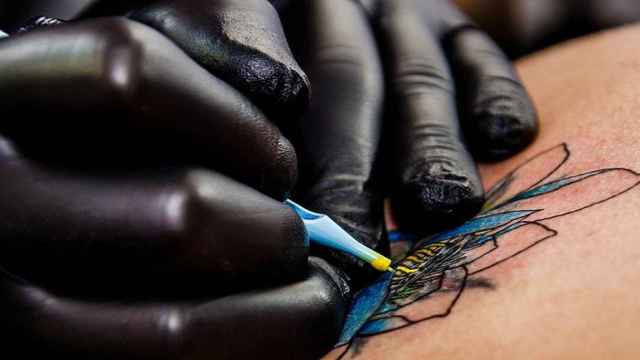 Un artista haciendo su trabajo en uno de los mejores estudios de tatuajes de Girona / PIXABAY