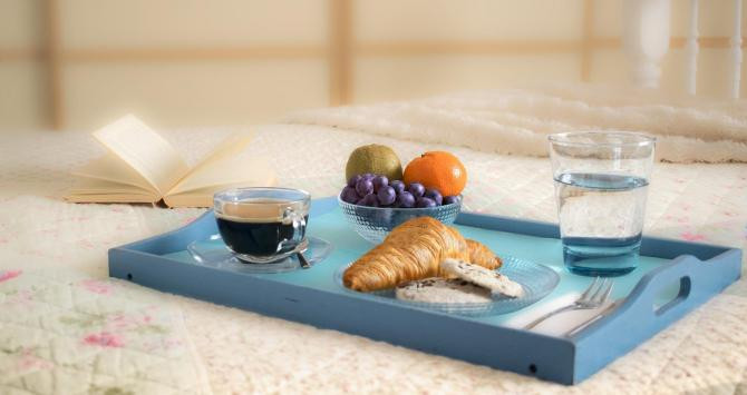 Desayuno en la cama con café, fruta y agua / CG