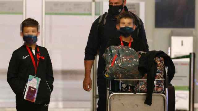El exnovio de Miguel Bosé, Nacho Palau, recoge a sus hijos Ivo y Telmo en el aeropuerto / EP