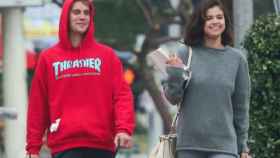 Una foto de archivo de Justin Bieber y Selena Gómez juntos paseando por la calle