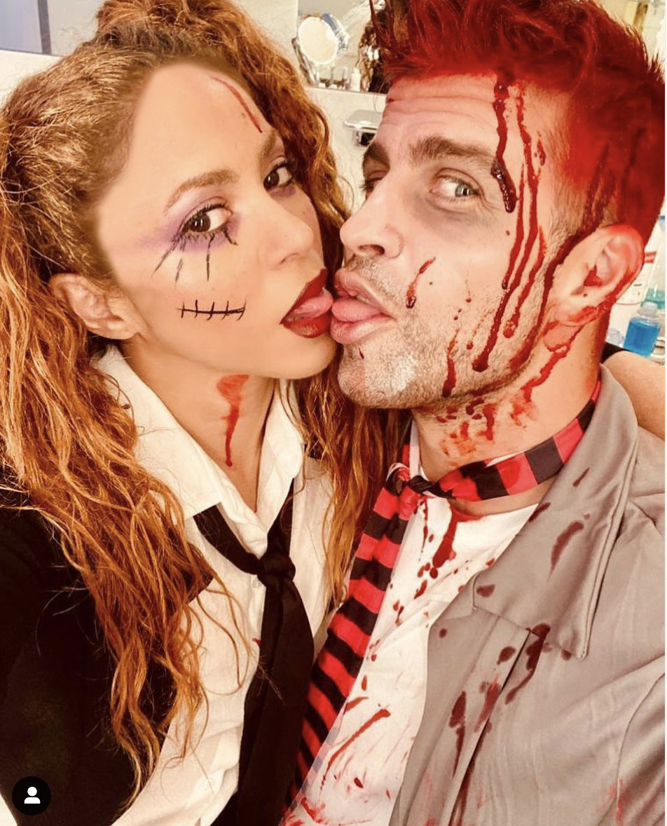 Shakira besa a Piqué vestidos de zombies