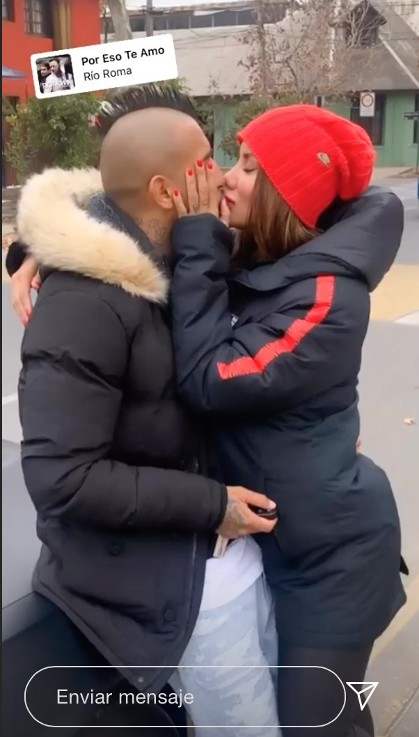 Sonia Isaza besa a Arturo Vidal