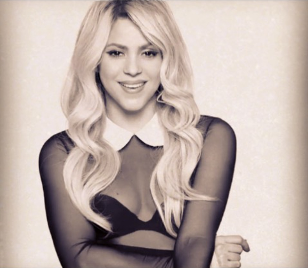 Shakira camiseta con transparencias