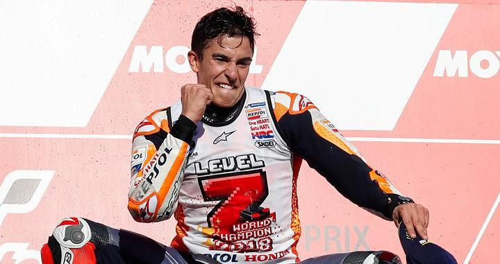 Marc Márquez celebra el triunfo en Motegi que le da el séptimo título mundial de motociclismo / EFE