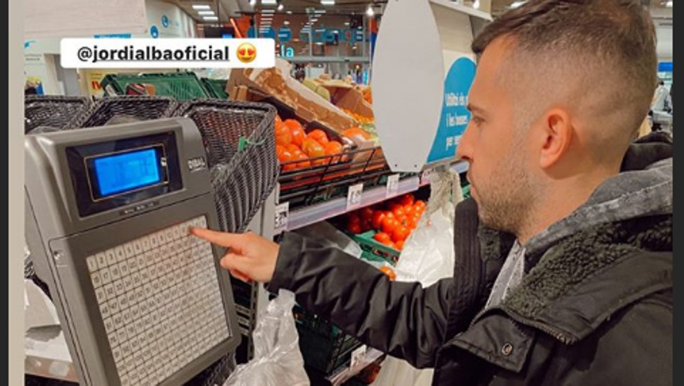 Jordi Alba en un supermercado comprando tomates