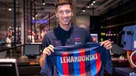 Lewandowski, posando su camiseta, en una sesión de fotos en la Barça Store / FCB