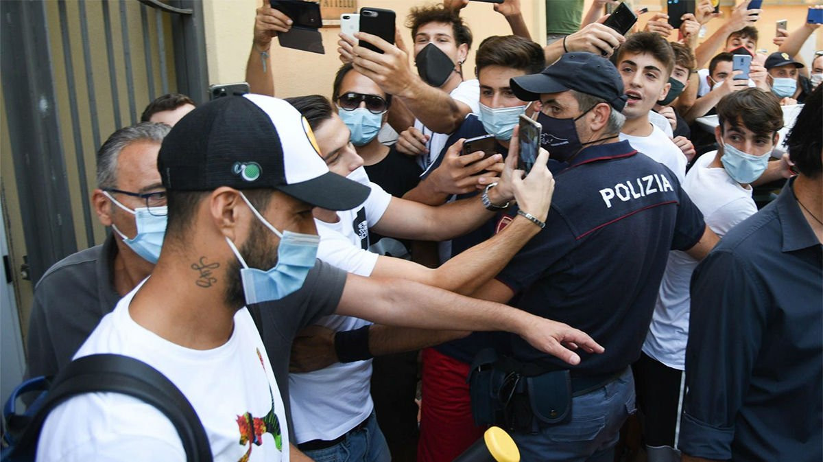 Luis Suárez tras el examen de italiano / EFE