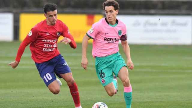 Jandro Orellana en una acción contra el Olot / FC BARCELONA