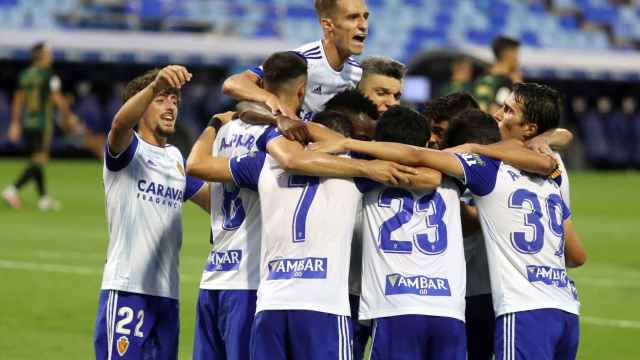 El Zaragoza celebrando un gol en partido de fútbol de Segunda / EFE