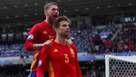 Ramos y Gerard Piqué celebran un gol con España | EFE
