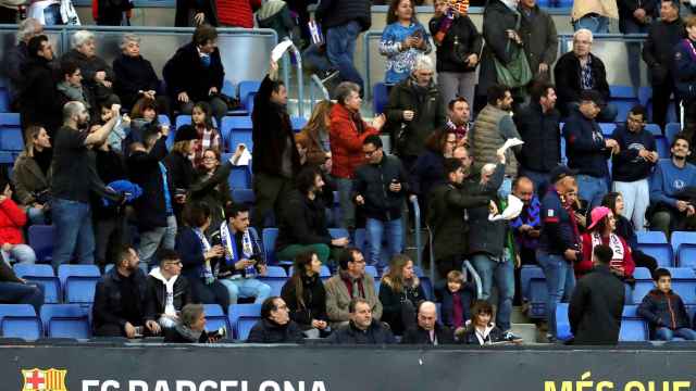 Pañuelos blancos y tímidos pitos contra la directiva en el Barça-Real Sociedad