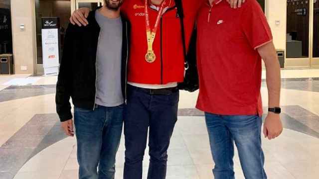 Adrià Gasol, junto a sus dos hermanos | RFEF