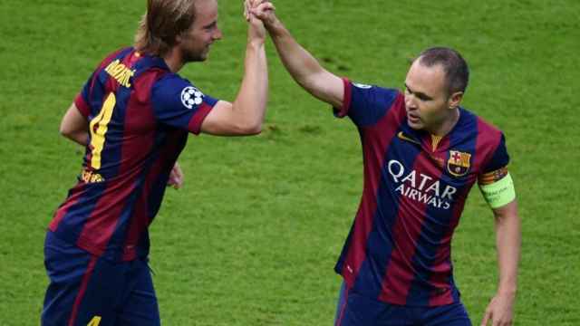 Ivan Rakitic celebrando un gol con Andrés Iniesta / EFE