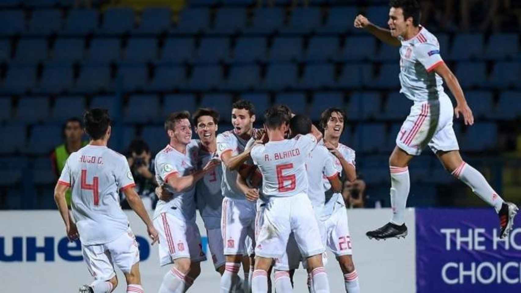 La selección española Sub-19 celebrando el gol de Ferran Torres / Twitter