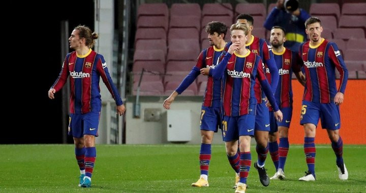 Los jugadores del Barça celebran un tanto ante el Levante / EFE
