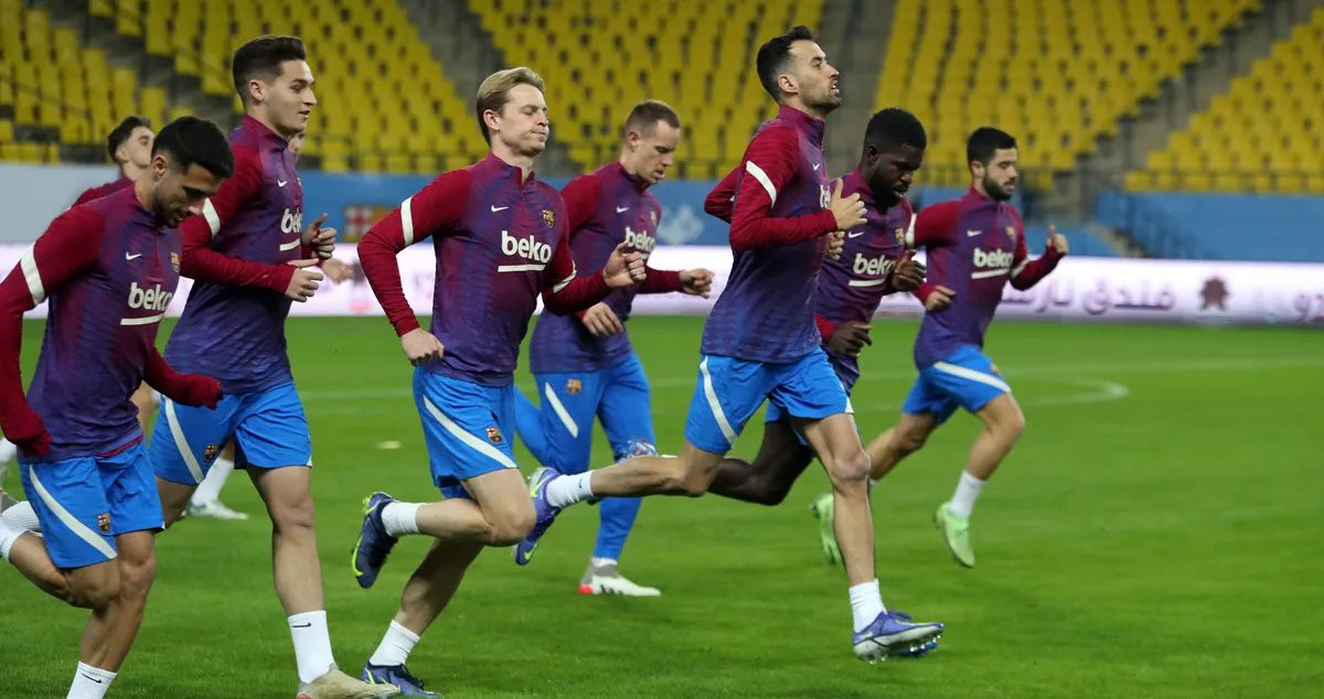 Los jugadores del Barça entrenando en Riad / FCB