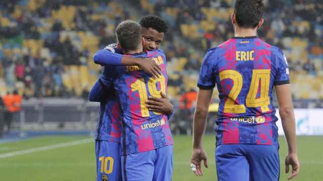 Jordi Alba felicita a Ansu Fati tras marcar el único gol del Barça en Kiev / EFE