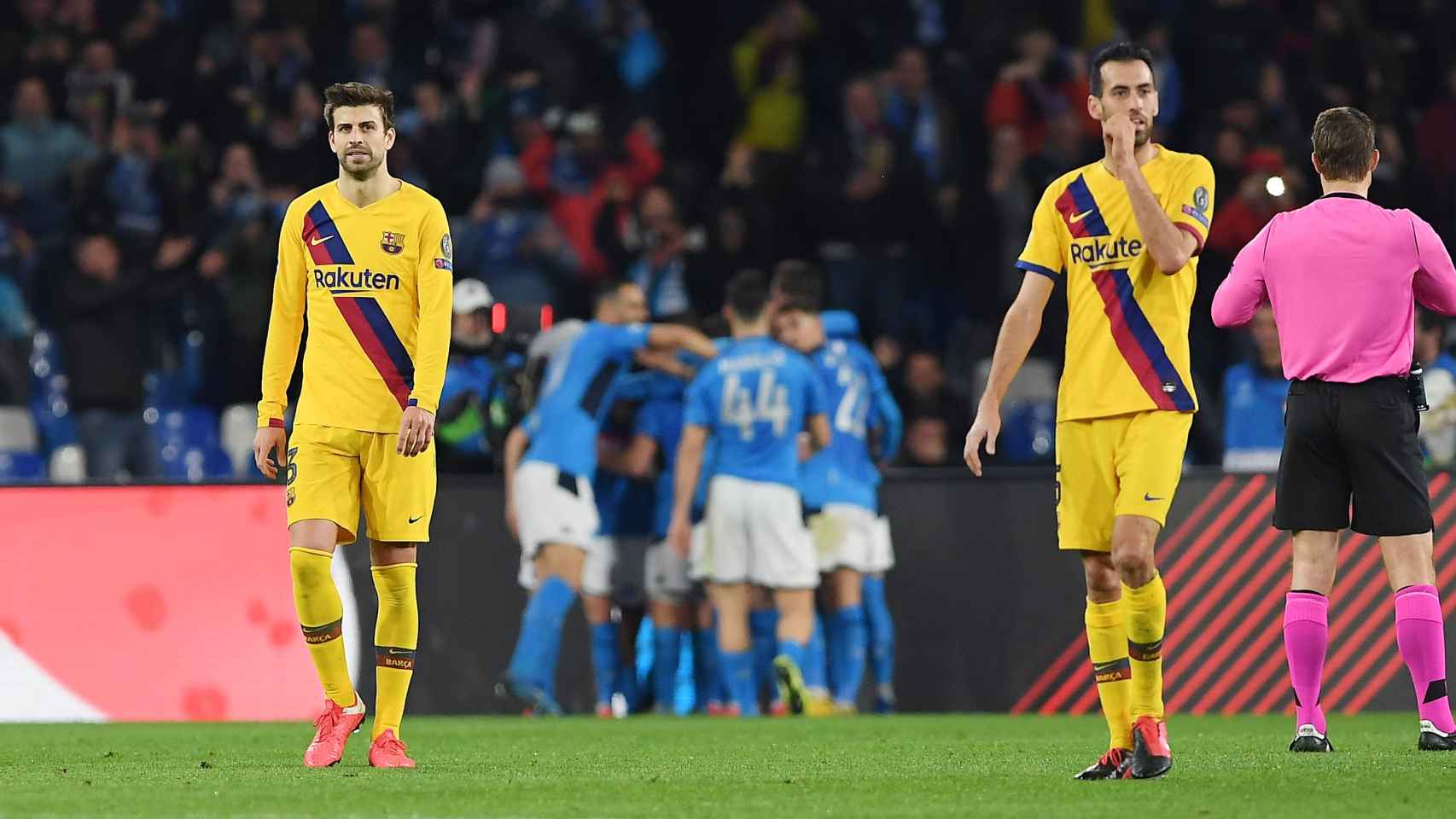 Piqué y Busquets, lamentando el gol del Nápoles | EFE