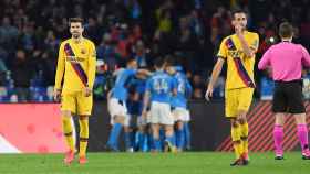 Piqué y Busquets, lamentando el gol del Nápoles | EFE