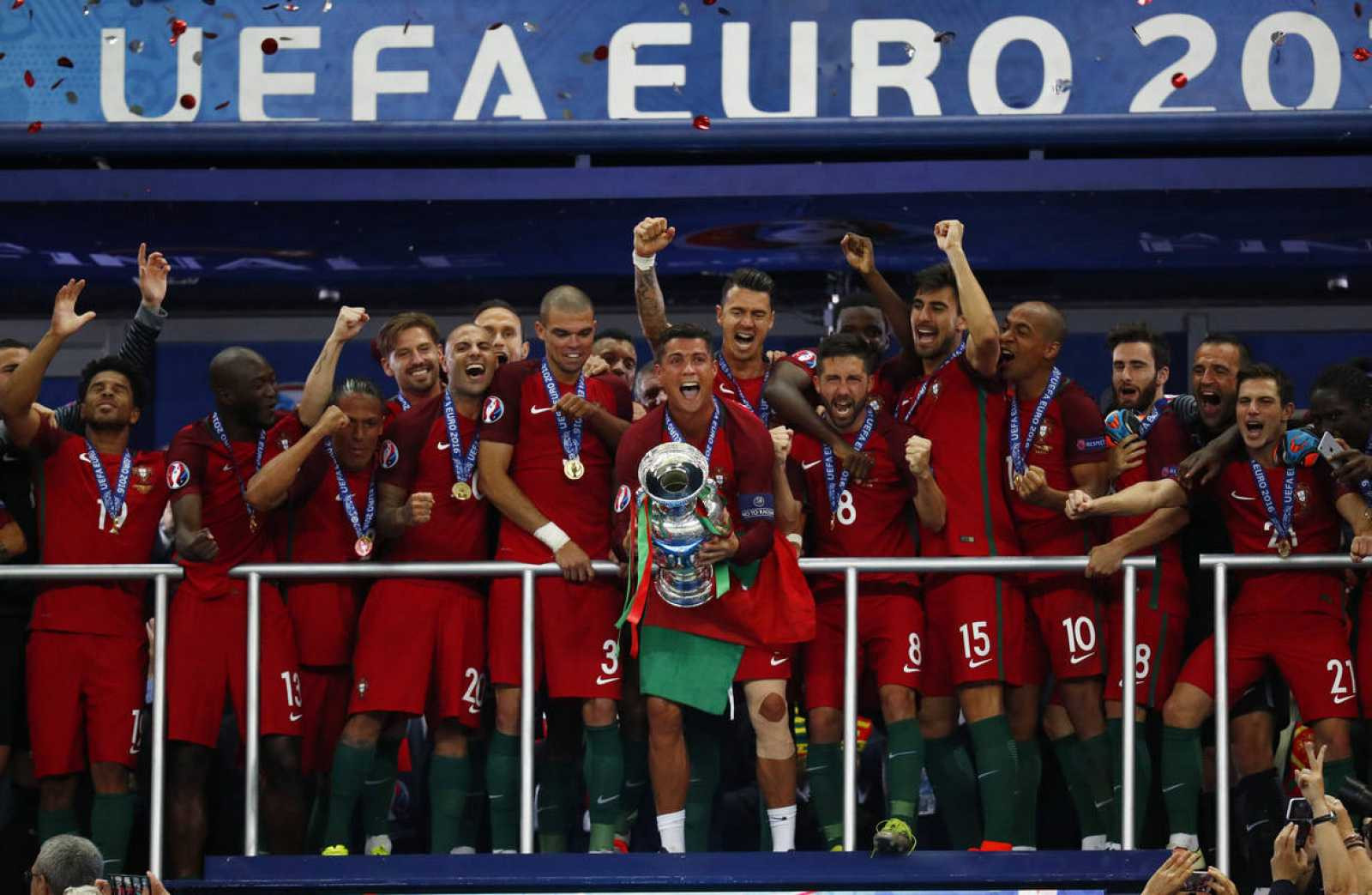 Cristiano Ronaldo levantando la Eurocopa de 2016 / EFE