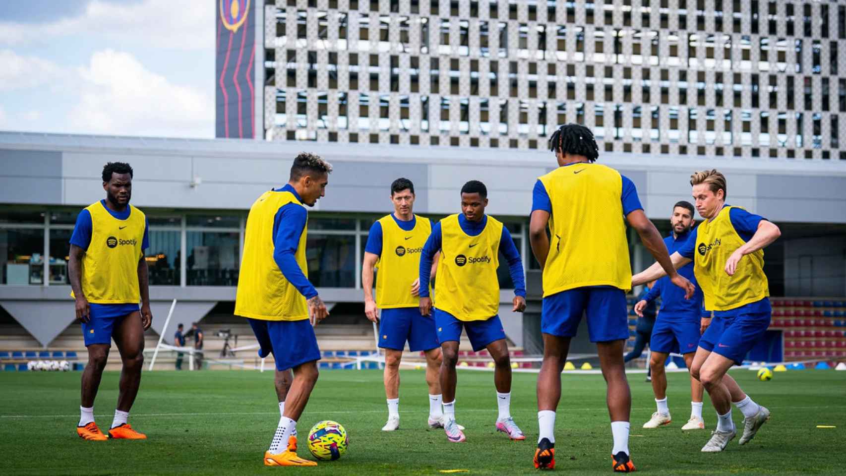 Los jugadores del Barça durante una sesión de entrenamiento / FCB