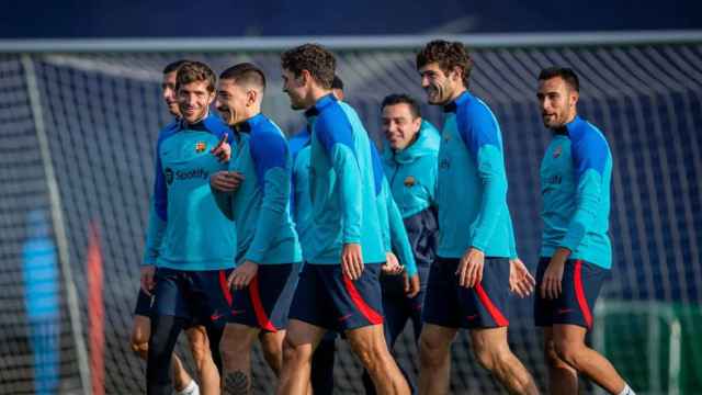 Xavi Hernández, junto a algunos jugadores y canteranos del Barça, en un entrenamiento / FCB