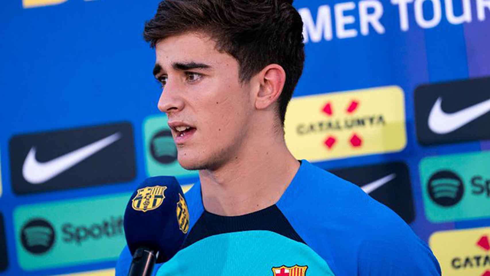 Gavi, hablando ante los micrófonos del Barça / FCB
