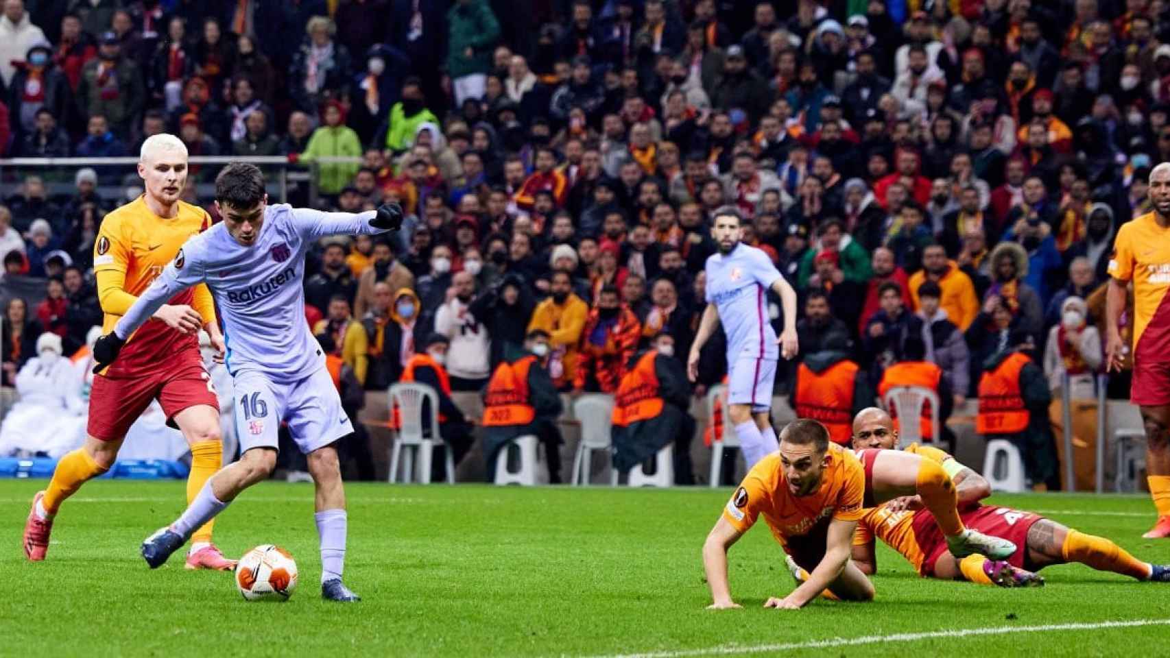 El momento del gol de Pedri contra el Galatasaray, en los octavos de la Europa League / FCB
