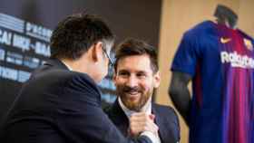 Bartomeu, junto a Messi en la firma de su renovación | FCB