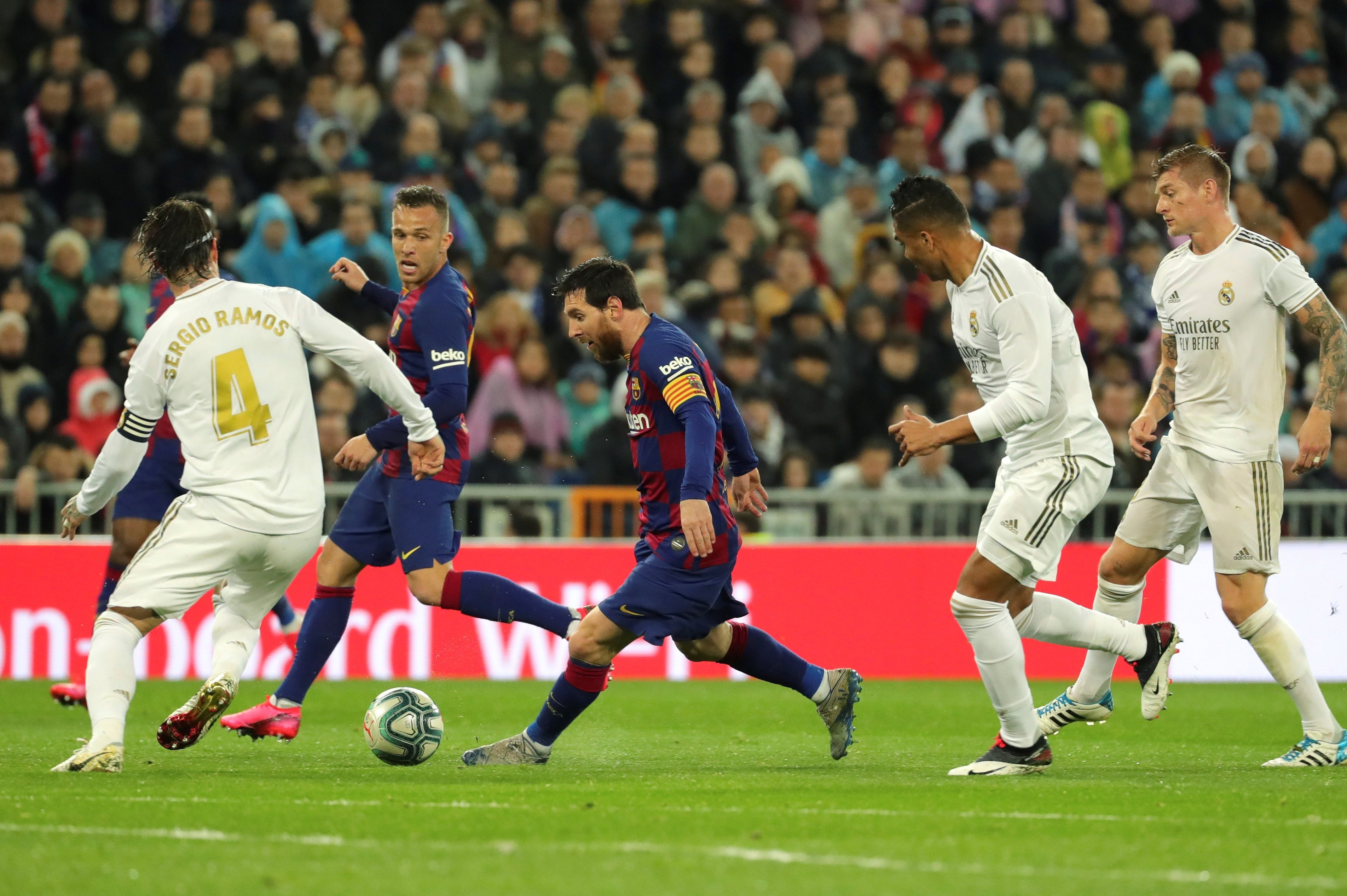 Leo Messi jugando el clásico en el Santiago Bernabéu / EFE