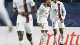 Mbappé y Neymar celebran un gol con el PSG / EFE