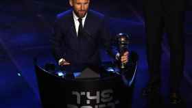 Messi recibe el premio 'The Best' / EFE