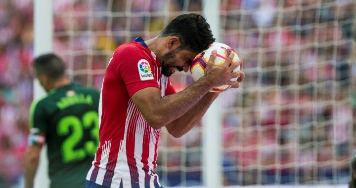 Diego Costa se lamenta tras fallar un gol / EFE