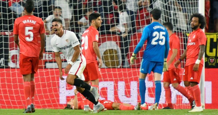 Decepción en los jugadores del Real Madrid tras el segundo gol de André Silva con el Sevilla / EFE