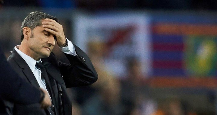 Valverde se lleva las manos a la cabeza al presenciar el lamentable espectáculo del Barça contra el Slavia de Praga / EFE