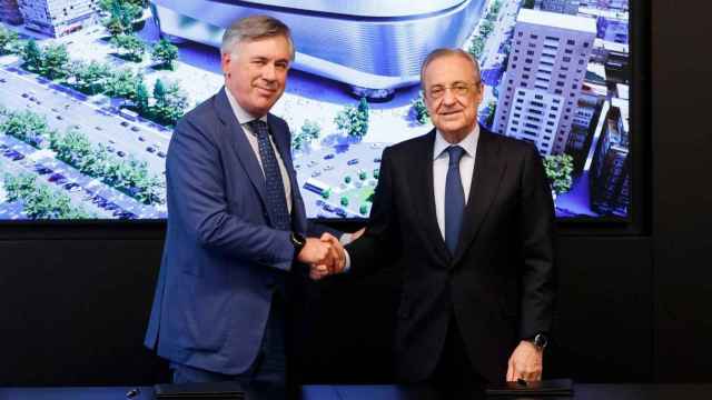 Carlo Ancelotti y Florentino Pérez, que no quieren que Jovic siga en el Real Madrid, en la presentación del técnico italiano / EFE