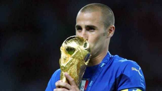 Fabio Cannavaro con el trofeo de campeones del mundo en 2006 /REDES